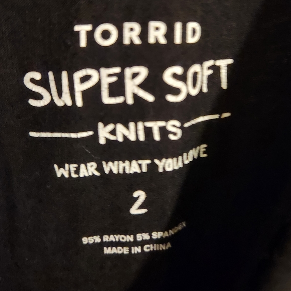 Torrid - Lace inset lattice v-neck tee. Size 2 - Picture 4 of 6